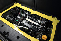 ラゲッジルームの下に搭載される0.9リッター直3ターボエンジン。最高出力90ps、最大トルク13.8kgmを発生する。