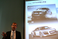 ニューモデル導入について語る、ヴァルター・ハーネック社長。