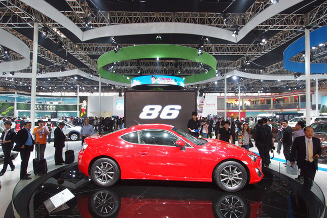 トヨタは、ブースの真ん中に「86」を置き“走りのトヨタ”をアピール。