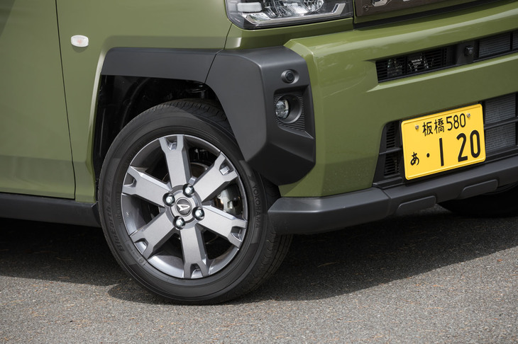 タイヤサイズは165/65R15。ホイールの仕様はグレードによって異なり、「Gターボ」にはガンメタリック塗装のアルミホイールが装着される。