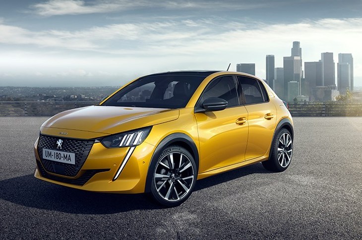 新型「プジョー208」もデビュー。先に登場した「508」と同様、ヘッドランプにライオンの爪あとをモチーフとした意匠が施されている。