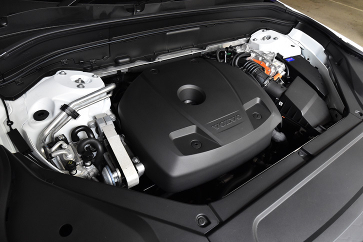 最高出力320ps、最大トルク40.8kgmを発生する2リッター直4ツインチャージャーエンジン。リアにも87ps、24.5kgmを発生する走行用のモーターが搭載される。