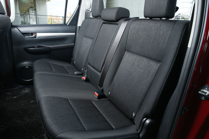 後席の背もたれは、角度がやや直立気味。リクライニング機能は備わらない。