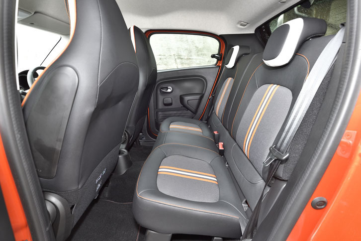 2本のラインはリアシートにも施されている。