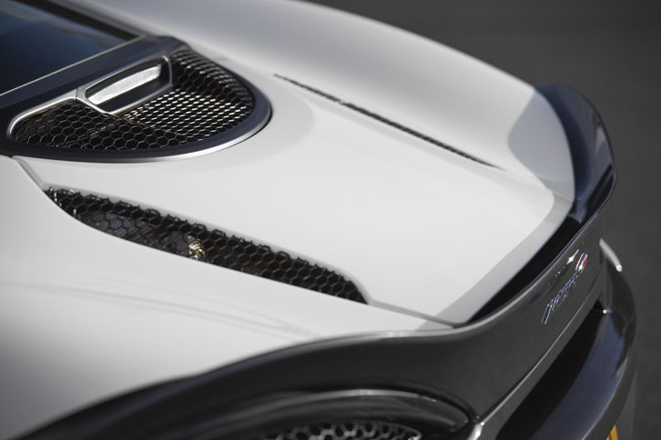 「570S」と同等のリアのダウンフォースを得るために、スポイラー高が1cm高められている。