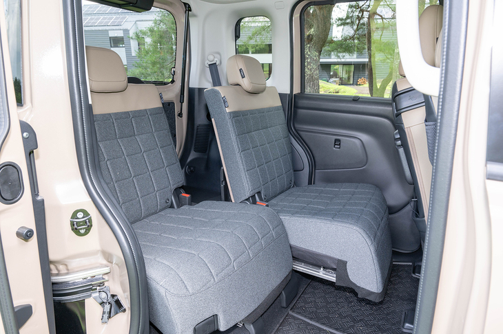 後席は左右個別に320mmの前後スライドとリクライニングが可能。一番前に設定しても十分に広い。