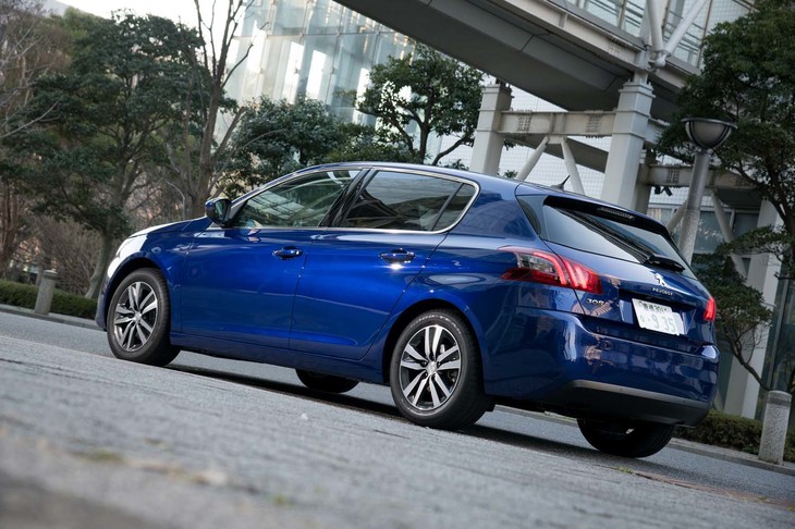 テスト車のボディーカラーは有償色の「マグネティックブルー」。これを含めて全6色がラインナップされているが、無償で選べるのは「ビアンカホワイト」のみとなっている。