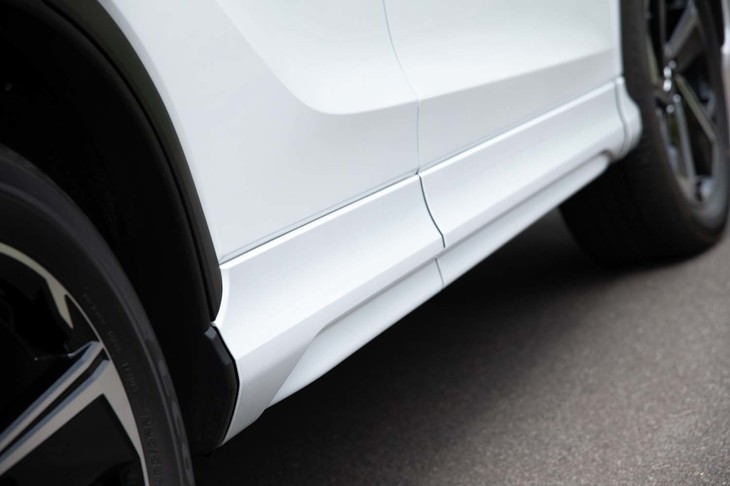 サイドシルの樹脂パーツはブラックからボディー同色へと変更されている。