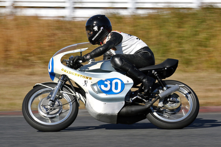 「ヴィンテージ・ツーリストトロフィー」と呼ばれる二輪レースに出走した1967年「ブリヂストン350GTR」改レーサー。1960年代にはモーターサイクルもつくっていたブリヂストンの最終作となる輸出専用車で、日本で初めて「GTR」を名乗ったモデルである。