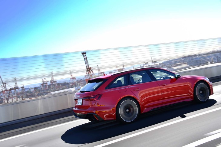 「アウディRS 6アバント」が0-100km/h加速に要する時間は3.6秒。最高速は305km/hとなっている。