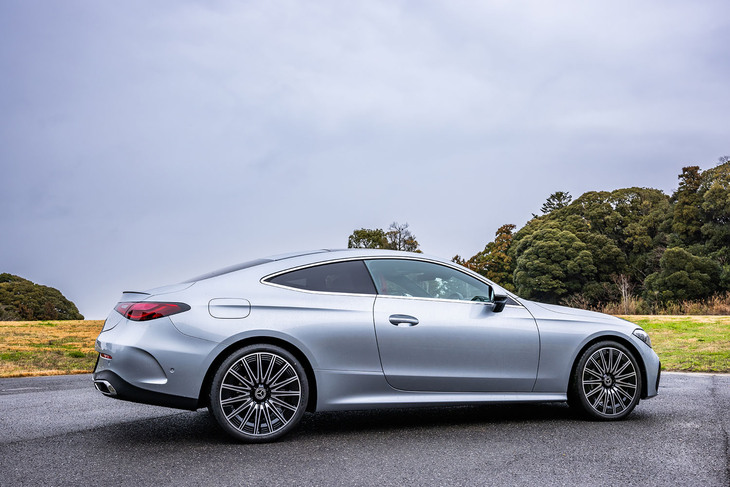 「Cクラス」と「Eクラス」のコンセプトと技術をもとに開発した「メルセデス・ベンツCLEクーペ」。欧州では2023年11月に発売された。