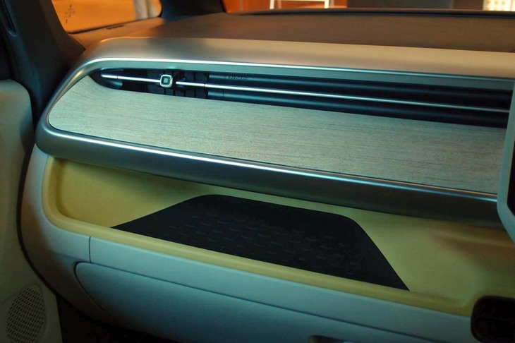 フォルクスワーゲンID.Buzz（助手席前方のトレー）