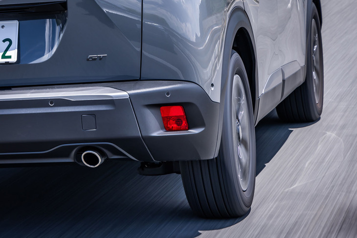 従来型の「エフィシェントグリップSUV HP01」と比較して、パターンノイズを27％、ロードノイズを30％低減させたという「アシュアランス マックスガードSUV」。「2008 GT BlueHDi」との組み合わせでは、エンジン音のほうが目立つ走行シチュエーションも多かった。