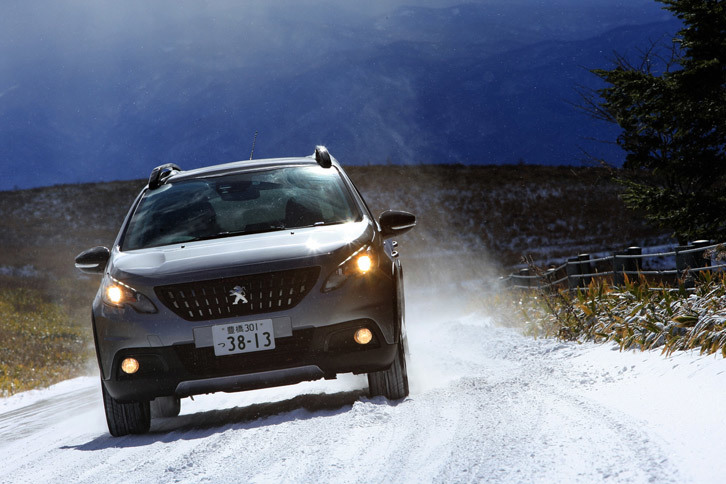 往来するクルマによって踏み固められた雪の上を走る。こうした場面でも、「ベクター4シーズンズ」は十分なグリップ力を発生。上り坂での静止状態からの発進も難なくこなしてくれた。