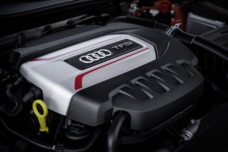 フロントに横置きされる「TTS」の2リッター直4ターボエンジン。マイナーチェンジを機に最高出力は286psから306psへと、20ps高められた。