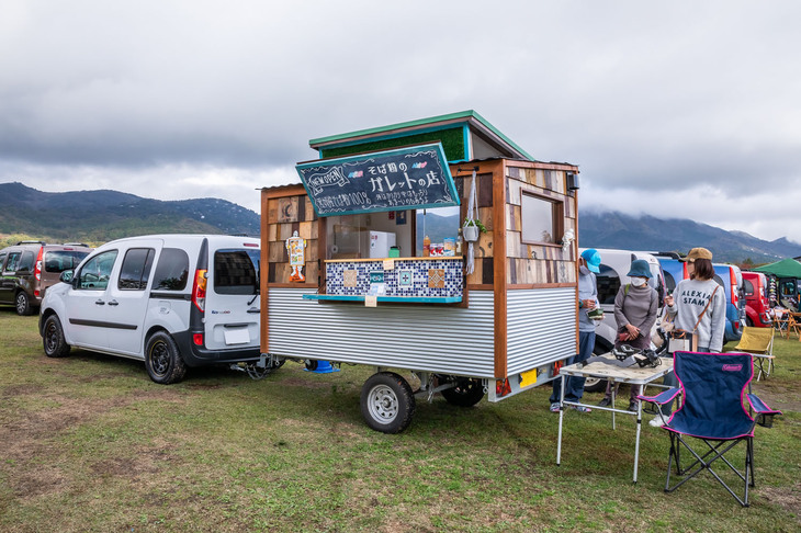 ひときわ目を引いたそば粉のガレットの店をけん引した「カングー」は、長野からの参加者。今回は残念ながら、お店での販売はお休み。