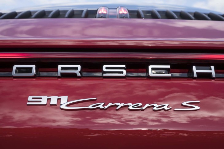 「911」シリーズの中で、後輪駆動の上級モデルと位置付けられる「911カレラS」。ベーシックな「911カレラ」と比べた場合、最高出力は65PS増し、最大トルクは80N・m増しとなる。