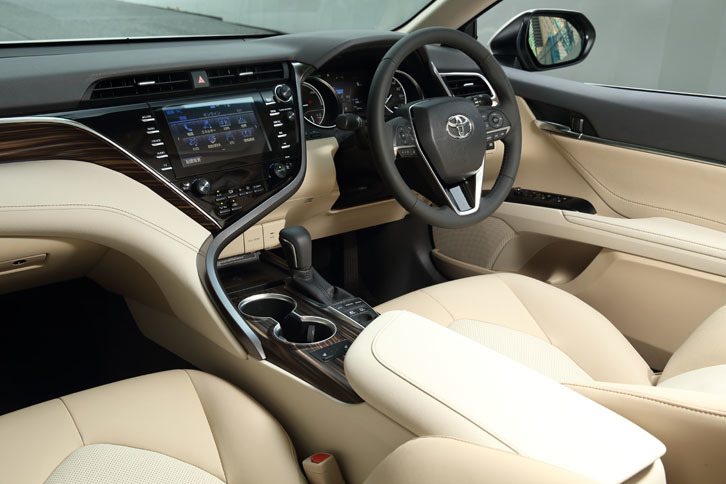 インテリアは、左右非対称な形状のセンターコンソールが目を引く。周囲のパネルに見られる「タイガーアイ調加飾」も特徴的な装備のひとつ。