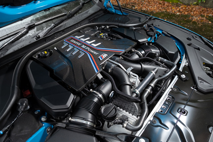 最高出力625PS、最大トルク750N・mを発生する4.4リッターV8ツインターボエンジン。今回の改良に合わせ、「クーペ」「カブリオレ」「グランクーペ」ともに600PS仕様の「M8」は廃止。625PS仕様の「M8コンペティション」のみの設定となった。