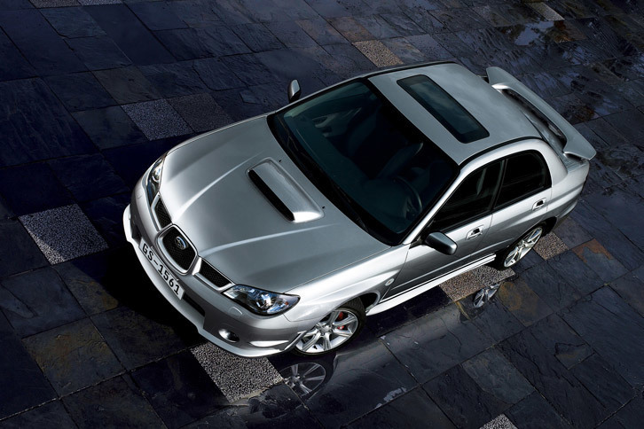 「スバル・インプレッサWRX」
	1992年にスバルから発売された「レガシィ」より一回り小さなサイズの「インプレッサ」は、WRC参戦モデルのベース車となった。最高性能を持つモデルに与えられたのが「WRX」という名である。映画に登場するのは2代目。現在のWRXはインプレッサとは独立した車種になっている。