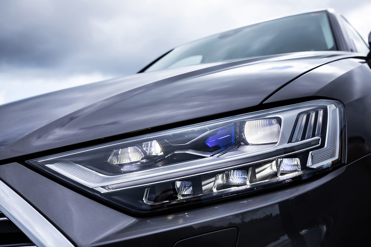試乗車には、対向車や先行車を検知して状況に合わせた配光を行うパッケージオプションの「HDマトリクスLEDヘッドライト」が装備されていた。