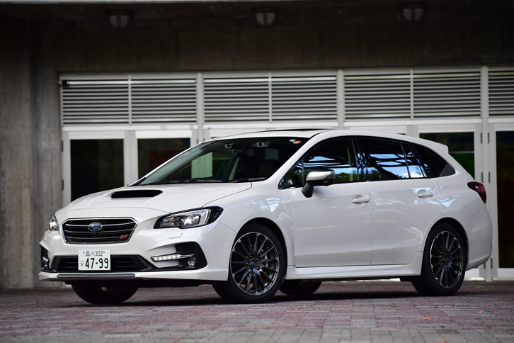 アイサイト・ツーリングアシストの投入を中心としたマイナーチェンジが「レヴォーグ」シリーズに施されたのは2017年7月のこと。試乗した「1.6 STI Sport EyeSight」の車両価格は359万6400円。