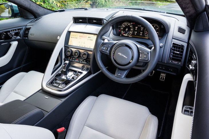 この試乗車はインテリアをエボニー×ライトオイスターでコーディネート。内装の仕立てを見ても、ジャガーがスポーツ一辺倒ではないアンダーステイトメントな方向を目指していたことが分かる。