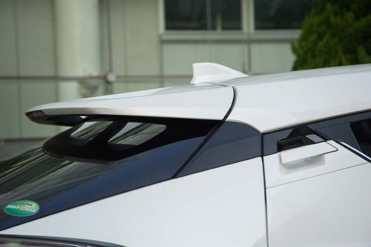 リアのドアハンドルをCピラーに隠して設置することで、クーペ風のエクステリアを実現している。