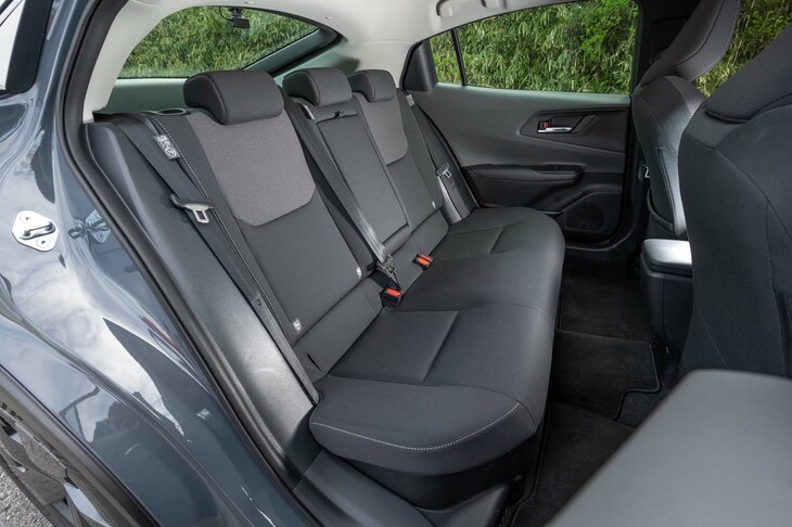 後席の広さはご覧のとおり。スポーツカーのような外観から想像するよりも広々としている。