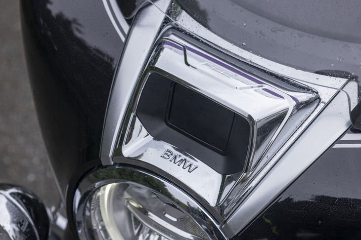 「R18B」と「R18トランスコンチネンタル」にはアクティブクルーズコントロール（ACC）が標準装備される。写真はフェアリングに搭載されたACC用のレーダー。