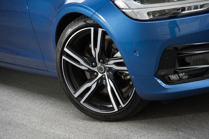 試乗車のタイヤは「ピレリPゼロ」で、サイズは255/35R20。マットブラック塗装が施された5スポークホイールも「R-Design」専用装備となる。