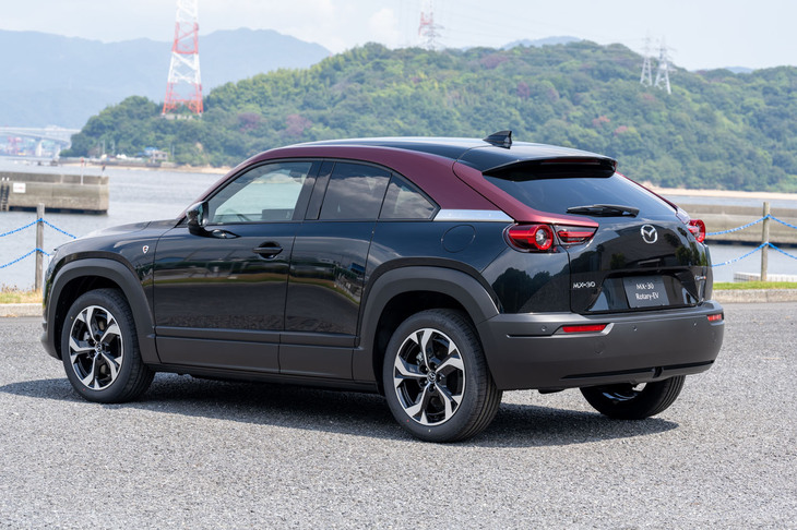 「MX-30ロータリーEV」の特別仕様車「エディションR」。ルーフサイドの差し色に、マツダ初の乗用車「R360クーペ」のルーフ色をモチーフとした「マローンルージュメタリック」が用いられている。