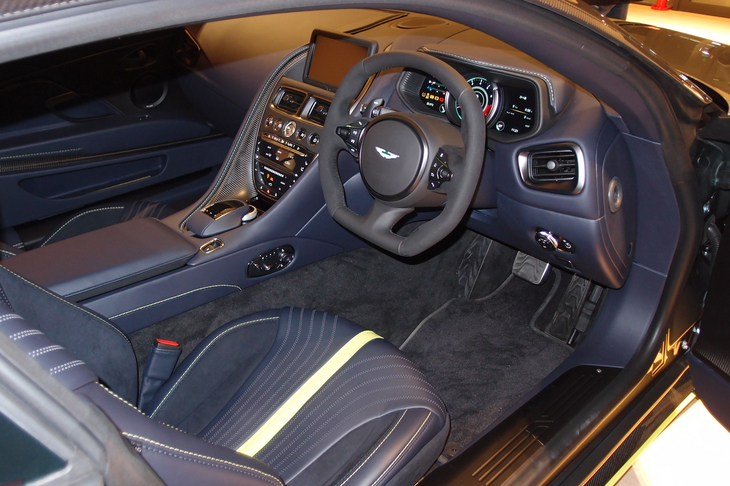 インテリアはブラック基調で、スクエアな形状を特徴とするステアリングホイールが装着されている。