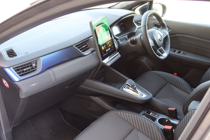 インテリアでは、ブルーのパネルや三色旗の刺しゅうが目を引く。助手席の妻にも「高さが絶妙な2段式のセンターコンソールが使いやすく」て、「ドアのイルミネーションがきれい」などと好評。