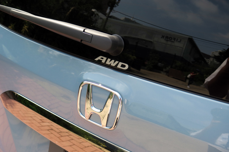 ホンダ・フリード ハイブリッド クロスター（4WD）（エンブレム）