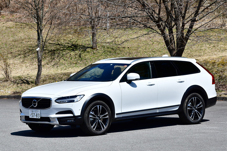 「V90クロスカントリー」は「XC70」の後継として登場。「V90」をベースに、最低地上高を55mm上げ、新開発の専用サスペンションや専用のエクステリアデザインが採用される。