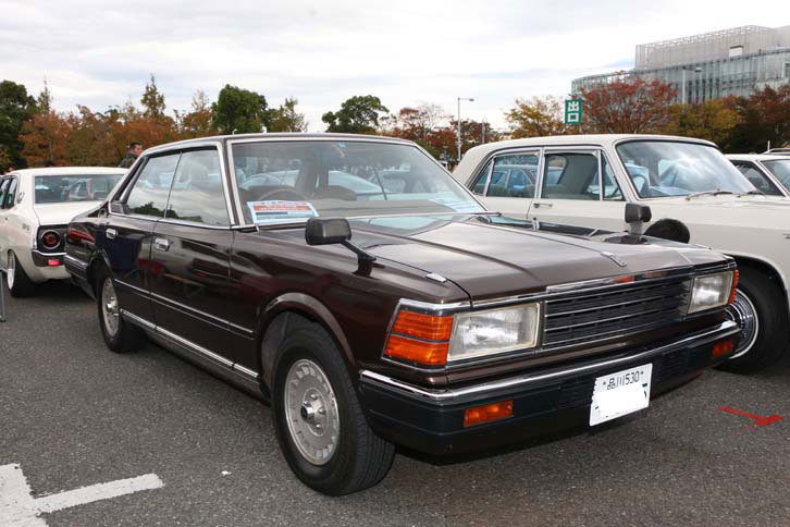 1981年式（昭和56年式）「日産グロリア4ドアハードトップ ターボ カスタム」。この5代目「セドリック／グロリア」に国産乗用車としては初のターボ車が設定。ツインカムVSターボバトルのきっかけとなった。