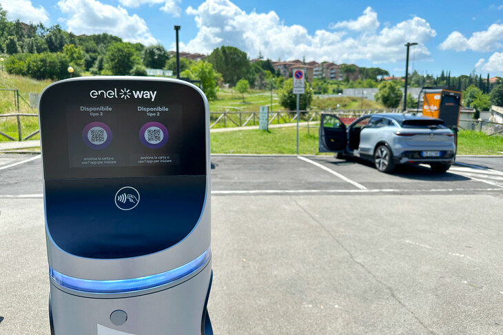 エネルX社の充電器「ジュースボックス」。著名なデサイン賞「コンパッソ・ドーロ」受賞作でもある。右奥には、「ルノー・メガーヌE-TECHエレクトリック」（イタリア）の姿が。2023年7月3日。