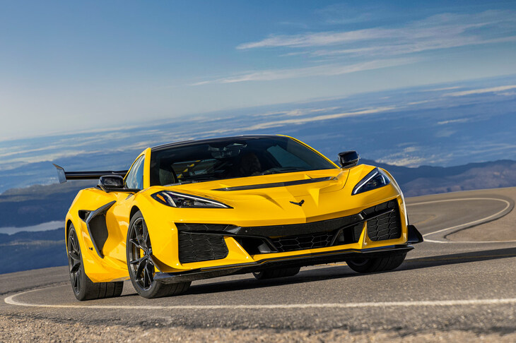 「シボレー・コルベットZR1」は最高出力1064HP／最大トルク1123N・mの5.5リッターV8ツインターボエンジンをミドシップする。