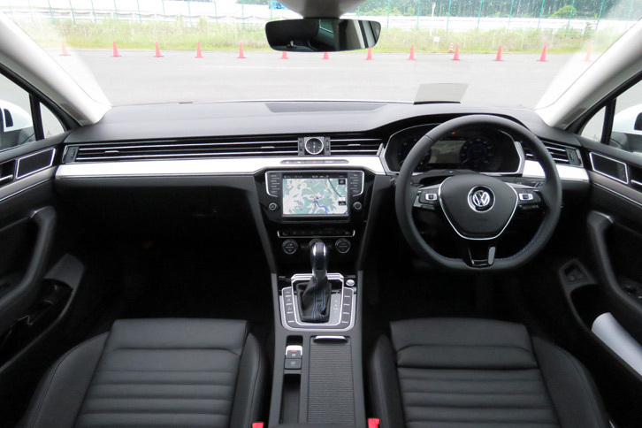 インテリアでは、各所に施されたブルーのアクセントが特徴となっている。