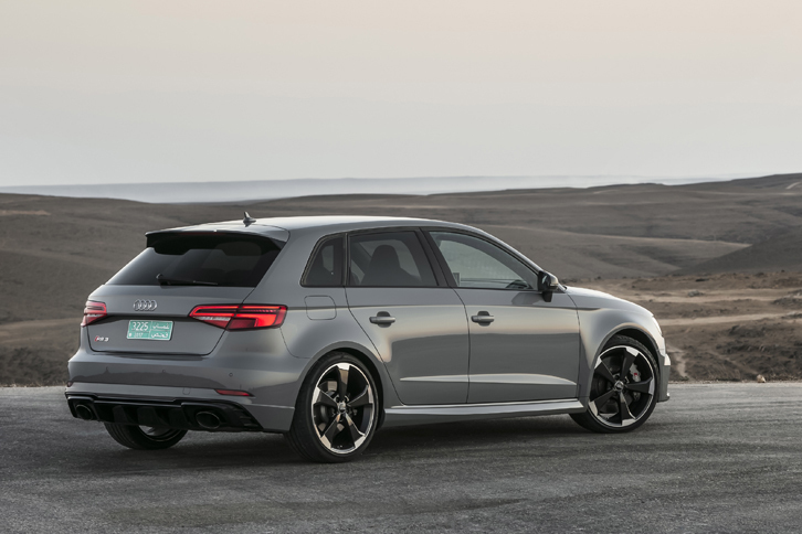 「RS 3スポーツバック」は、日本市場には2017年内に導入される見込み。「RS 3セダン」はより早く、同年7月上旬に発売される。