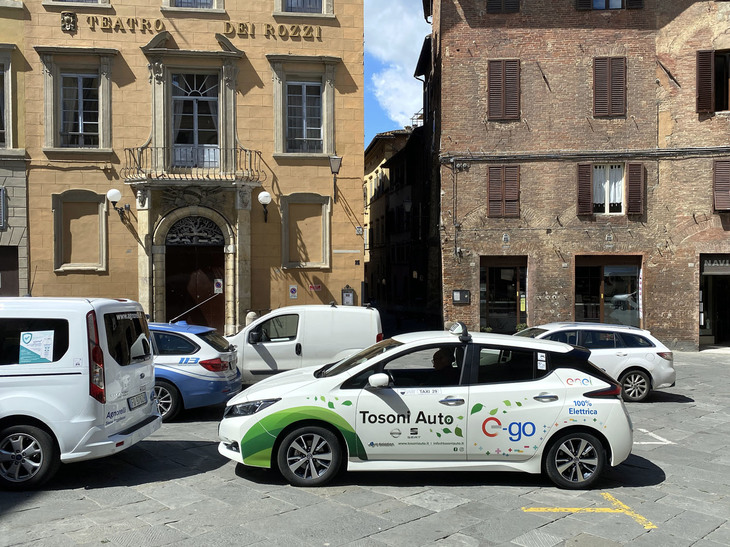 シエナ旧市街のインディペンデンツァ広場にて客待ち。