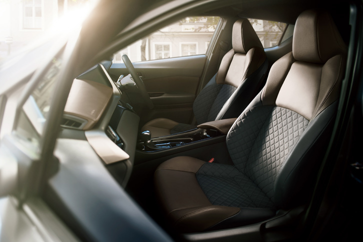 「G」と「G-T」には本革とファブリックのコンビシートが装備される。