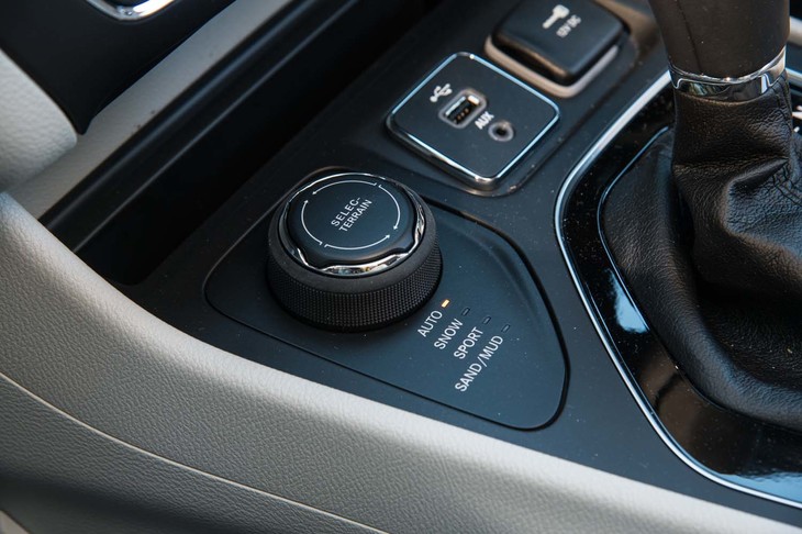 センターコンソールにはドライビングプロファイル機能「セレクトラック」の操作ダイヤルが備わる。走行モードは「オート」「スノー」「スポーツ」「サンド／マッド」の全4種類。