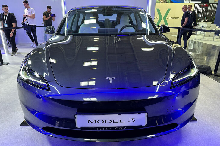 「テスラ・モデル3」の2024年モデル。外観では、ヘッドライトやバンパーの意匠を変えるなど、フェイスリフトが行われた。