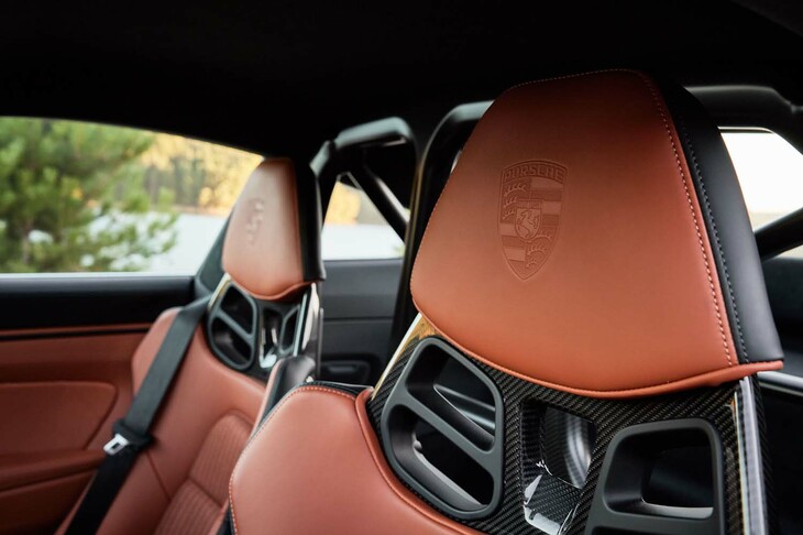 シートを含むインテリアカラーは、試乗車の「ブラック×コニャック」（写真）のほか、ブラック単色も選べる。