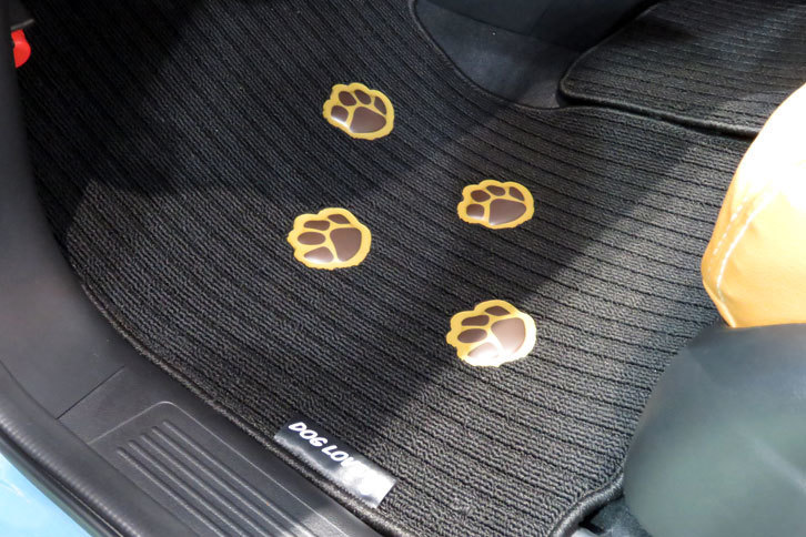 犬の“足あとマーク”がかわいらしいフロアマット。