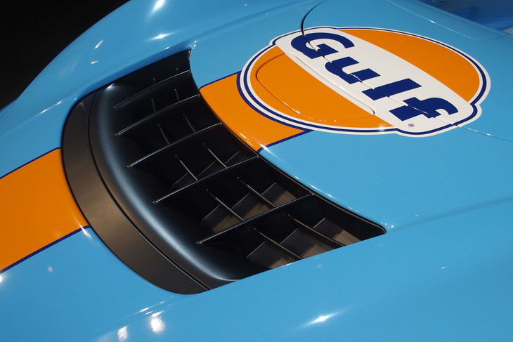 ガルフカラーのペイントは、マクラーレンのビスポーク部門であるマクラーレン・スペシャル・オペレーションズがハンドメイドで行う。