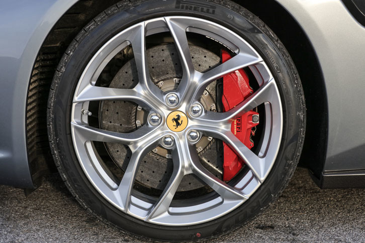 V8の「GTC4ルッソT」とV12の「GTC4ルッソ」、この2台の外観に決定的な違いはない。数少ない違いのひとつが、このホイールのデザイン。タイヤサイズ自体は同じ（前245/35ZR20、後ろ295/35ZR20）。