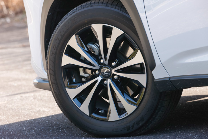 「NX」にはブロンズカラード切削光輝仕上げの18インチアルミホイールが新たに設定されている。